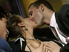 une adolescent salope aux gros seins et brûlante aime le trio anal hardcore une adolescent salope aux gros seins et brûlante aime le trio anal hardcore