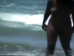 裸体的情侣在沙滩上