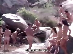 nudiste famille voyage à la montagne (vintage des années 1960)