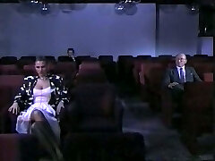 美丽的经典丰满的金发女郎在车给头到她的男人 美丽的经典丰满的金发女郎在车给头到她的男人