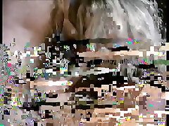 精力充沛的金发骑着一个胖胖的白公鸡在办公室