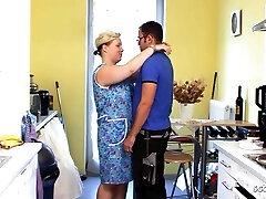 Curvy German Mature Mother seduce shy Worker to Fuck her