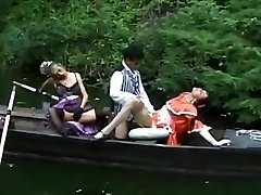 دو زن یک مرد جدید در یک قایق