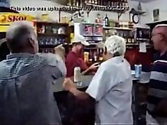 2 Velhos se beijando por pinga 2 Velhos se beijando por pinga