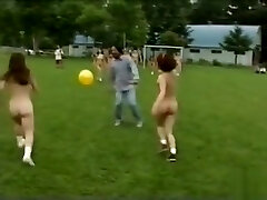 赤裸裸的亚洲女孩踢足球的人