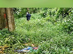 संचिका फिट लड़की जॉगिंग के बाद जंगल में पेशी अजनबी सेना - पिनय प्रेमियों पीएच