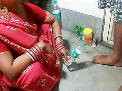 roshni bhabhi ko cuisine moi patak kar choda-baise une adolescente