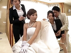 mąż bierze druhnę w japońskim weselu 3