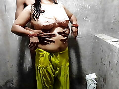 Sexy desi indian bhabhi fucked in bathroom gigantic boobs bhabhi ko bathroom me choda