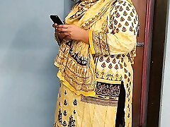 35 Year Elder (Ayesha Bhabhi) bakaya paisa lene aye the, paise ke badle padose se kiya Choda Chudi, Hindi Audio - Pakistan