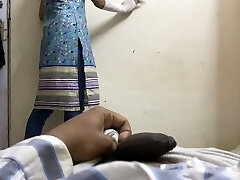 bite clignotante sur une femme de ménage indienne à baiser ( chudai) en hindi