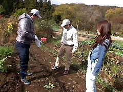 Asiatin ist so geil fickt schon im Auto los