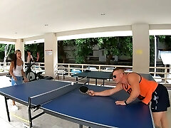 曲线优美的泰国业余的女朋友性别在淋浴后的一场比赛的乒乓球
