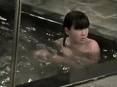 Nieśmiała Azjatycka cutie voyeured na kamery nago w basenie nri099 00