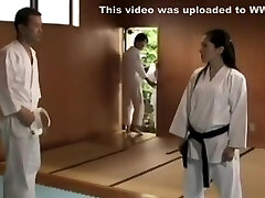 日本空手道老师强迫他妈的他的学生-第2部分
