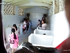 китайские девушки ходят в туалет.306