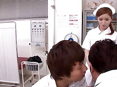 japanische geile krankenschwester wird von zwei schwänzen creampie gefickt
