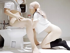 симпатичная блондинка азиатка из колледжа прогуливает занятия, чтобы потрахаться со своим парнем в туалете