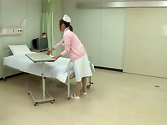 горячую японскую медсестру трахает на больничной койке возбужденный пациент!