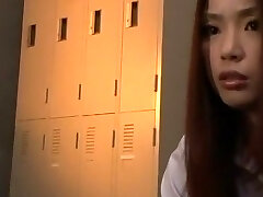 角质日本女孩沙霞在美妙的恋物癖，改变房间熟视频