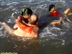 印度的性狂欢在海滩上
