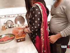 belle-mère punjabi baise dans la cuisine quand elle prépare le dîner pour son beau-fils