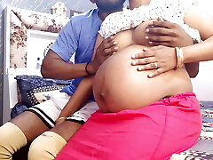 年轻的怀孕Pinki Bhabhi给多汁的口交和Devar暨在嘴里。