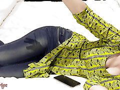 stepsis priya cerca del orgasmo cuando su hermanastro llegó y revisó su teléfono con audio hindi