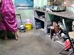 Indian bengali maid kitchen pe kam kar rahi thi moka miltahi maid ko jabardasti choda malik na. Indian bengali maid kitchen pe kam kar rahi thi moka miltahi maid ko jabardasti choda malik na.