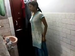 India tüdruk vannituba