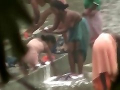 india naised pesevad oma rinnad