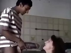 un fille indien avec une bite de monstre