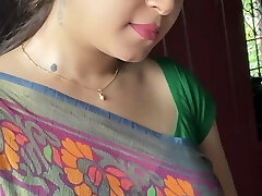 sexy Indian Aunty Mind-blowing Green Saree