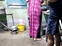 indiano bengalese cameriera cucina pe kam kar rahi thi moka miltahi cameriera ko jabardasti choda malik na