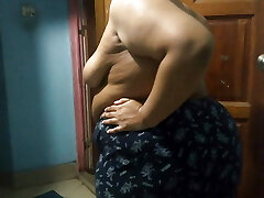 पड़ोसी चाची बड़े गधे और बड़े स्तन के साथ व्यायाम करता है पीठ में दर्द के लिए जबकि नग्न
