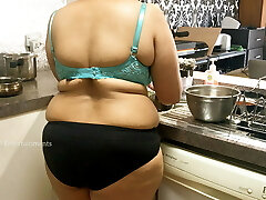 大胸部Bhabhi在厨房里穿着内裤和胸罩