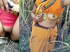 新的最好的印度德西村bhabhi户外撒尿色情