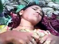 сексуальная бенгальская девушка трахается на открытом воздухе