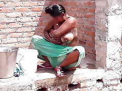 Indian super-cute and super-sexy bhabhi apni chhat me, apni chut me sabun Lagakar naha rhi h! Cute bhabhi bothing on her roof.