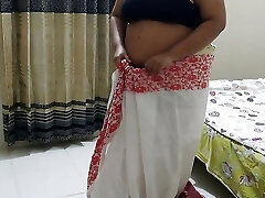 德西55岁（Maa）穿着纱丽在房间里，当她（Beta）来和Chudai Jabardasti-印地语性爱