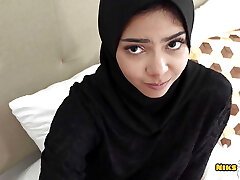穆斯林Hijabi青少年抓住看色情和获取屁股性交