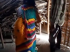देसी भारतीय गांव भाभी प्रेमी के साथ घर के बाहर में बकवास