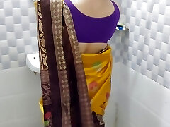 Yellow Saree Mein Apni ko Nahate Dekh Kr Raha Nahi Gya To Unko Bathroom Mein Howdy Ghus Kar Tang Utha Kr Choda