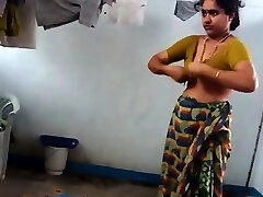 desi con axila peluda usa sari después del baño