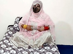 hermosa novia paquistaní con grandes tetas follando el coño con un consolador en vestido de novia