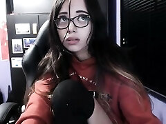 emo teen mostra il suo grandi tette in webcam