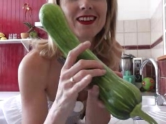naomi1 in eine Küche mit Gemüse