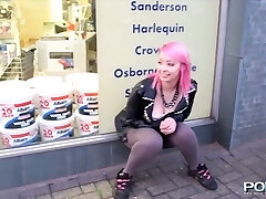 Horny pink haired emo girlie in tight yoga pants pisses outdoors for dude