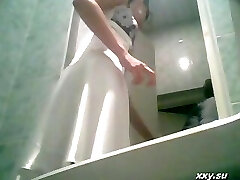 Ukryta kamera - dziewczyny w toalecie na bal