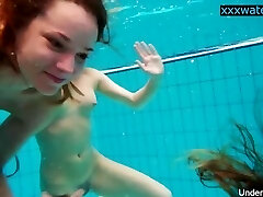 heiße mädchen entkleiden in den pool